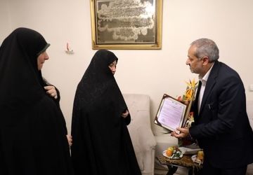 دیدار وزیر آموزش و پرورش با خانواده معلم شهید «مسعود دهکردی»