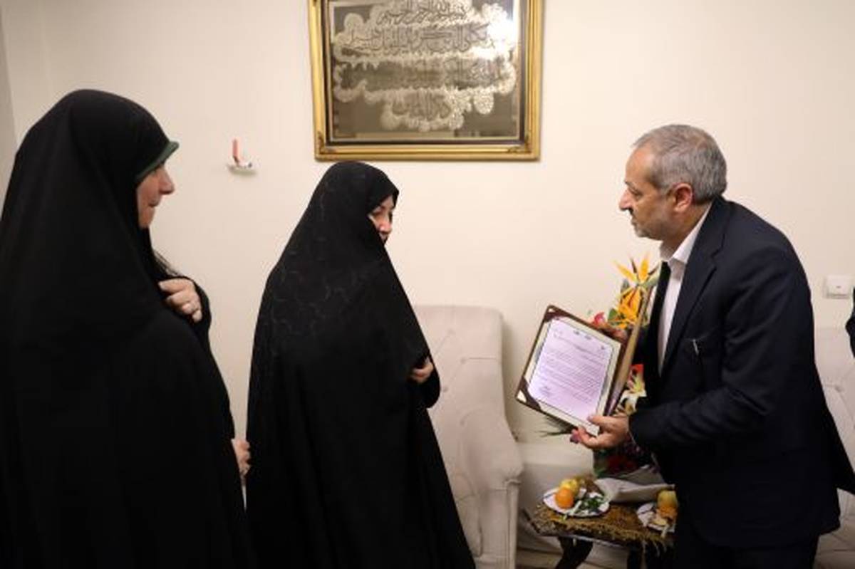 دیدار وزیر آموزش و پرورش با خانواده معلم شهید «مسعود دهکردی»