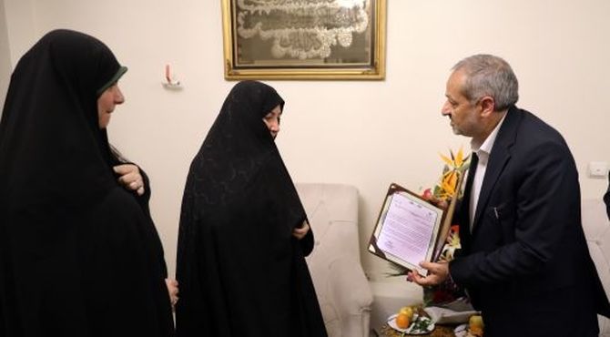 دیدار وزیر آموزش و پرورش با خانواده معلم شهید «مسعود دهکردی»
