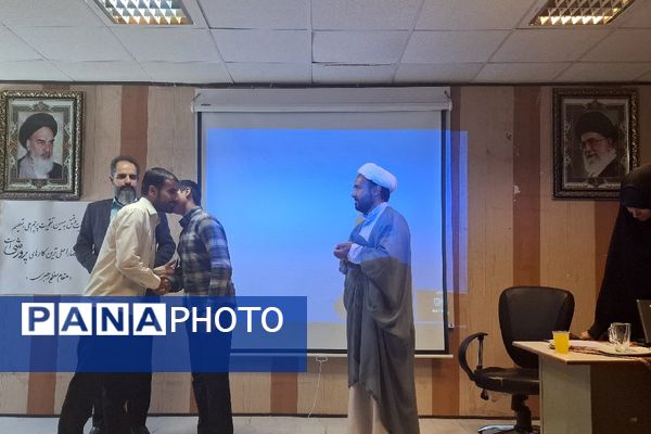 نشست مربیان و معاونان پرورشی فریمان با محوریت قرآن و عترت 