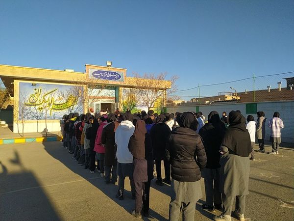 مراسم صبحگاه در دبیرستان دخترانه امید 