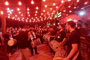 مراسم پرشور دمام‌زنی در رباط‌کریم؛ طنین طبل‌ها در عزای سیدالشهدا (ع)