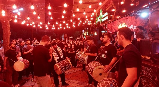 مراسم پرشور دمام‌زنی در رباط‌کریم؛ طنین طبل‌ها در عزای سیدالشهدا (ع)