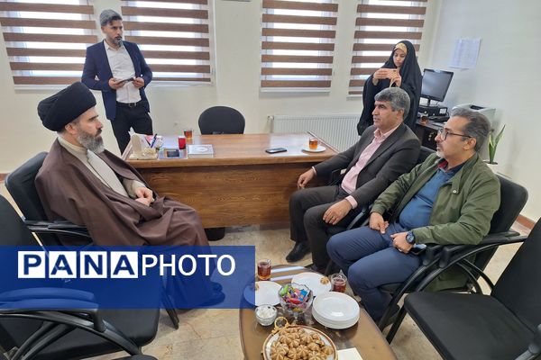 اقامه نماز جماعت در دبیرستان هجرانی پردیس به امامت امام جمعه شهرستان