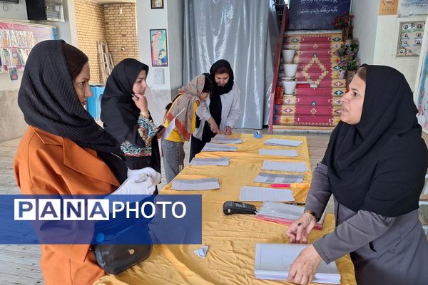 دیدار اولیا و معلمان در جهت بررسی وضعیت تحصیلی دانش‌آموزان 