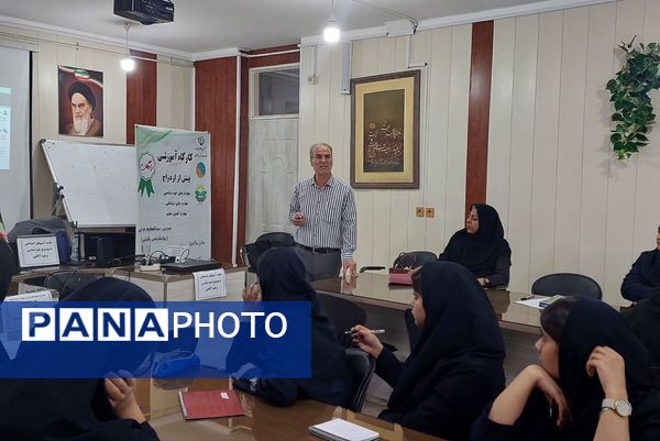 کارگاه آموزشی پیشگیری از آسیب‌های اجتماعی در دبیرستان دستغیب ناحیه 3 شیراز