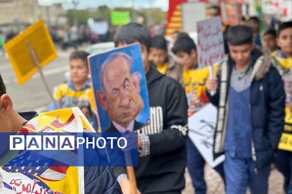 حضور دانش‌آموزان زنجانی در راهپیمایی روز ۱۳ آبان 