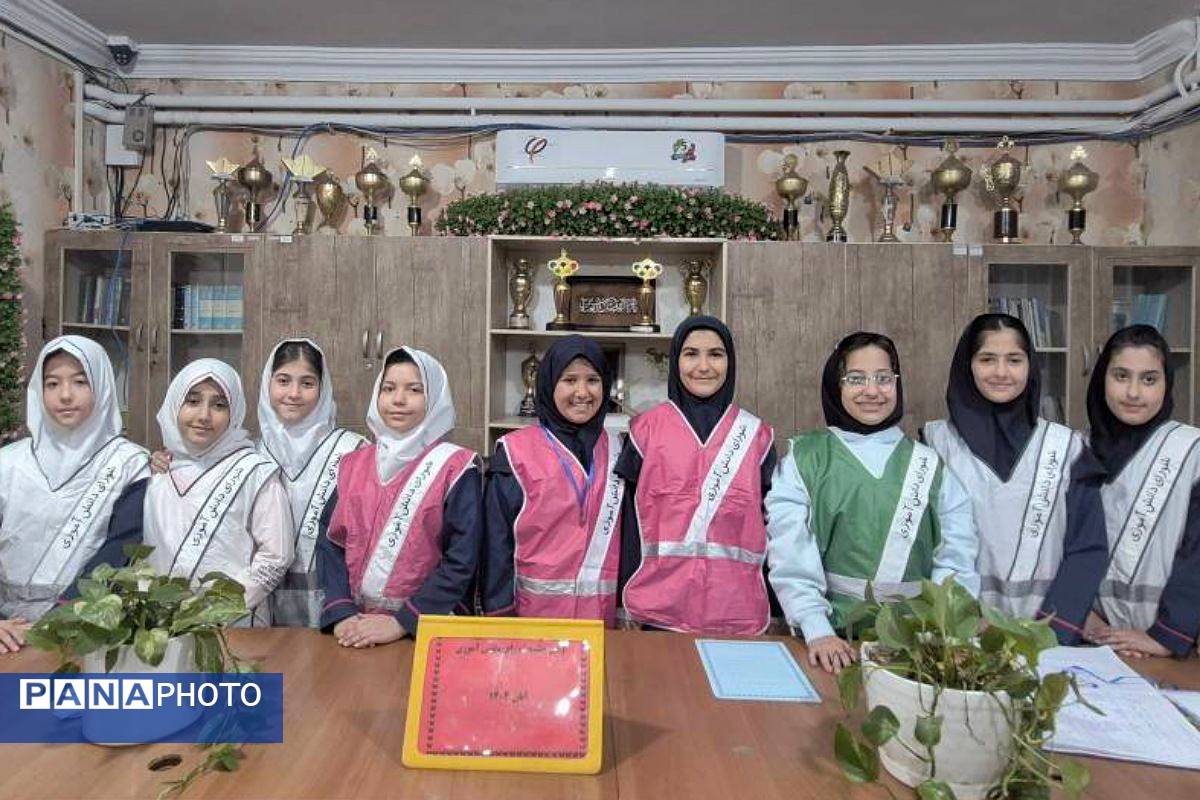 اولین جلسه شورای دانش‌آموزی با همراهی مدیر مدرسه هدی۱ 