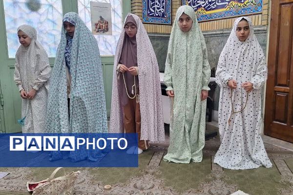 ورود دانش‌ آموزان دختر ناحیه دو شهرری به مراسم معنوی اعتکاف 