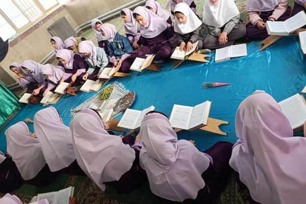 محفل انس با قرآن در مدارس شهرستان ایلام