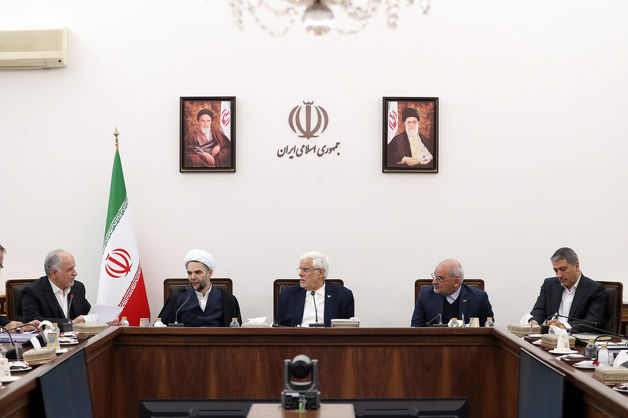 دولت با همکاری سایر قوا به‌دنبال حل مسائل معیشتی و پیروزی در جنگ اقتصادی است