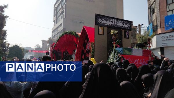 تشییع پیکر شهدای گمنام در دستان مردم کرج