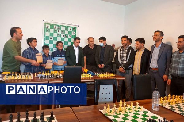 رقابت اندیشه‌ها در پیشوا؛ برگزاری مسابقات شطرنج دانش‌آموزی با حضور مسئولان