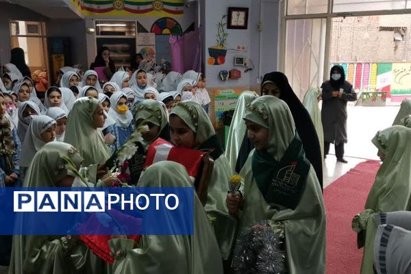 پرچم متبرک امام حسین(ع) میهمان دانش‌آموزان مدرسه زنده‌یاد قمصری