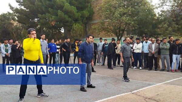 مسابقه والیبال بین دو تیم منتخب دبیران و منتخب دانش آموزان در دبیرستان شاهد ابوذر غفاری 