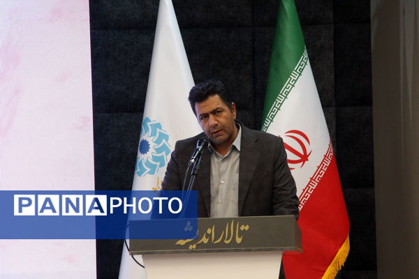 آیین رونمایی کتاب سبیل صورتی در یزد