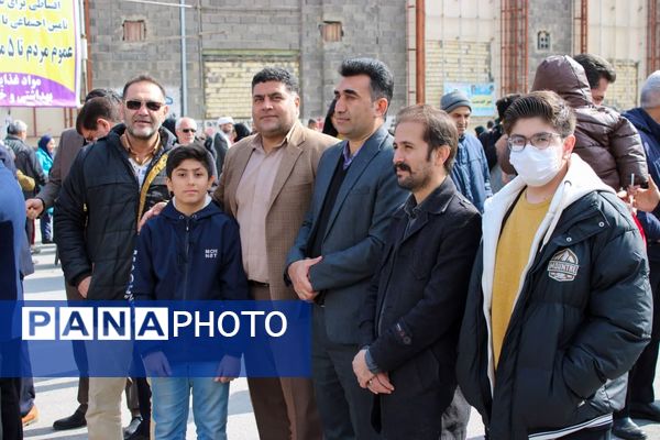 حضور حماسی کودکان و نوجوانان دورود در راهپیمایی 22 بهمن