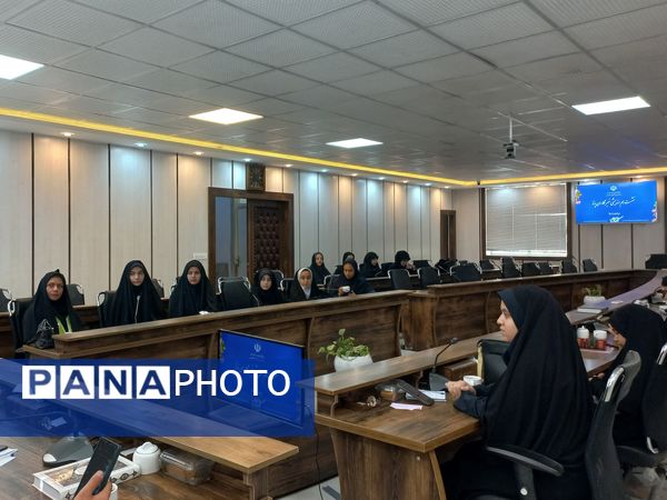 نشست صمیمی دانش‌آموز خبرنگاران پانا ناحیه 3 مشهد با مدیر سازمان دانش آموزی خراسان رضوی