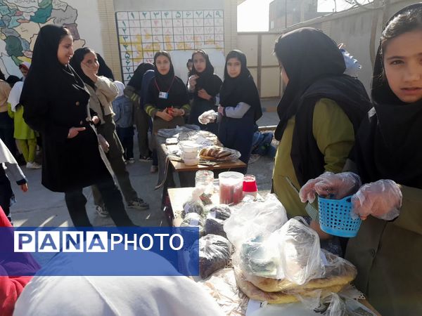 برپایی بازارچه مدرسه‌ای به‌مناسبت دهه فجر در آموزشگاه دخترانه شهید حسن زاده خانلق