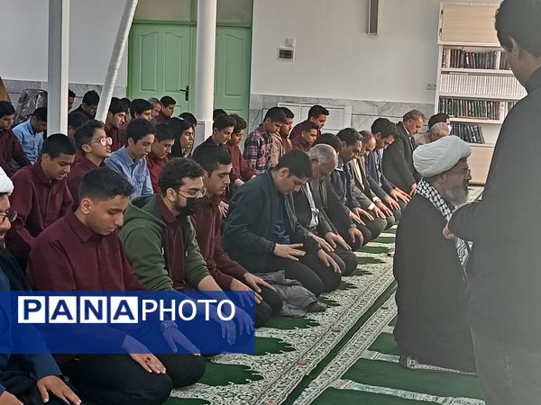 اقامه نماز جماعت به امامت امام جمعه کاشمر در دبیرستان نمونه آیت الله خامنه‌ای 