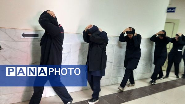 آمادگی در برابر بحران؛ مانور زلزله در دبیرستان نمونه محمودیه