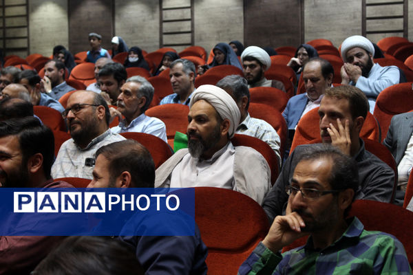 همایش تقدیر از فعالان اردوهای راهیان نور دانش‌آموزی در قم