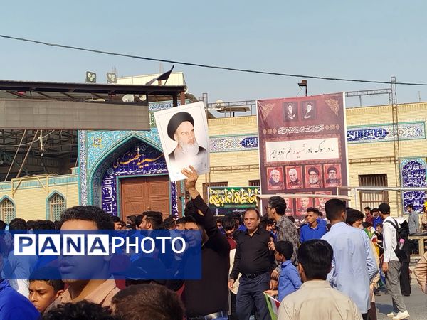 حضور پرشور مردم و دانش‌آموزان بندر لنگه در مراسم ۱۳ آبان