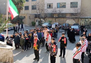 به مناسبت دهه فجر پرچم جمهوری‌اسلامی‌ایران در آموزش و پرورش منطقه ۱۰ به اهتزاز درآمد