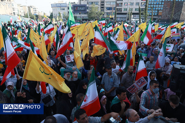 تجمع مردمی بشارت فتح در میدان انقلاب
