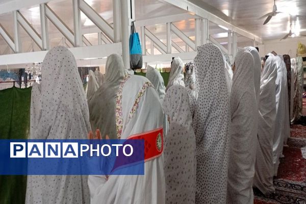 اقامه نماز جماعت باحضور معتکفین در مسجد جامع شهر بار نیشابور 