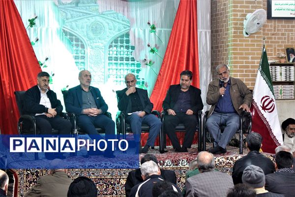 استقبال نوجوانان از غرفه‌های یادواره شهدای مسجد جامع قم