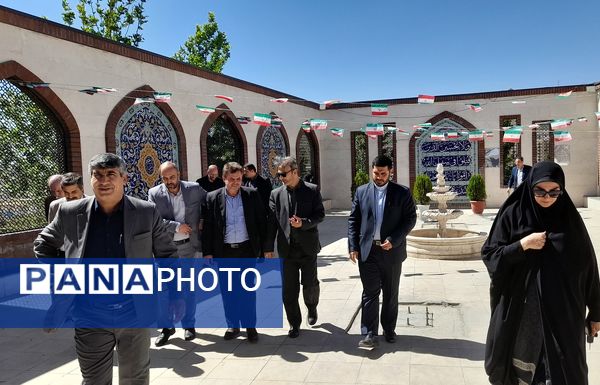 تجدید میثاق سرپرست آموزش وپرورش منطقه پردیس با شهدای گمنام