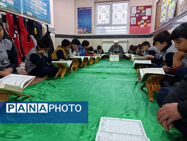 برگزاری نماز جماعت و محفل انس با قرآن در دبستان معلم 2 آشخانه 