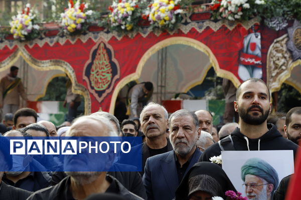 وداع باشکوه مردم با شهدای گمنام در قلب پایتخت