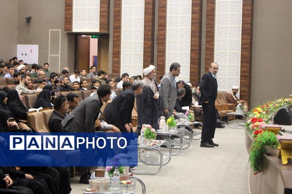 تقدیر از دانش‌آموزان و فرهنگیان برگزیده مسابقات قرآنی در استان قم