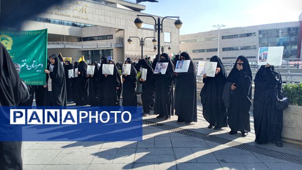 راهپیمایی به مناسبت ۱۳ آبان در میدان شهدا 