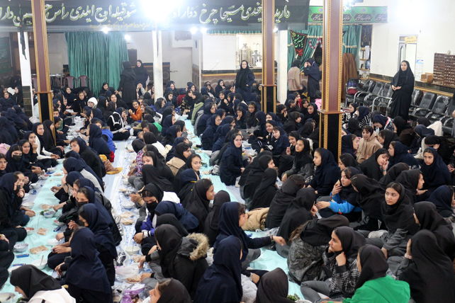 برپایی سفره نذری حضرت فاطمه (س) در مسجد چهارده معصوم (ع) اردبیل