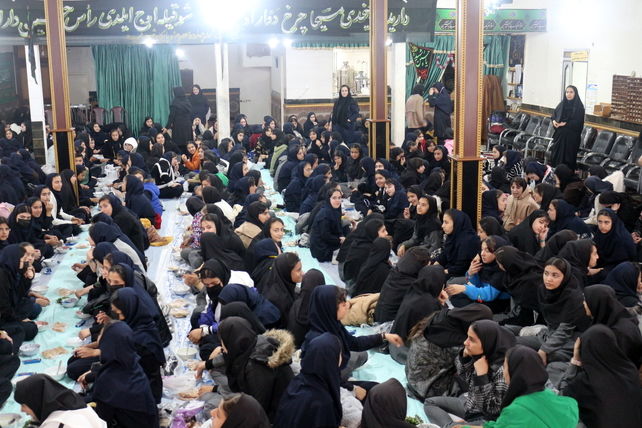 برپایی سفره نذری حضرت فاطمه (س) در مسجد چهارده معصوم (ع) اردبیل