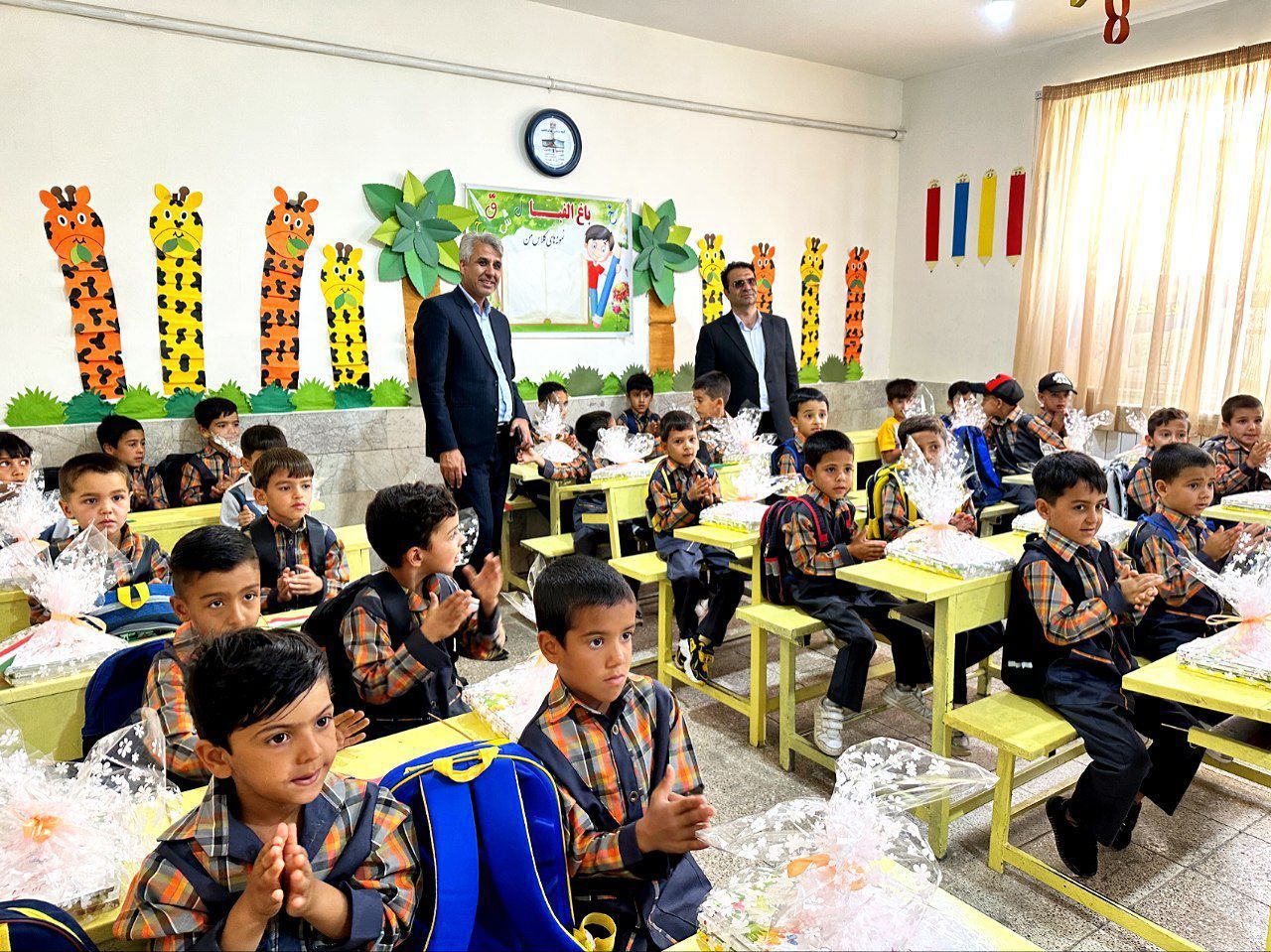 جشن شکوفه ها برای پسران کلاس اولی  دبستان شهید عجمی فدافن