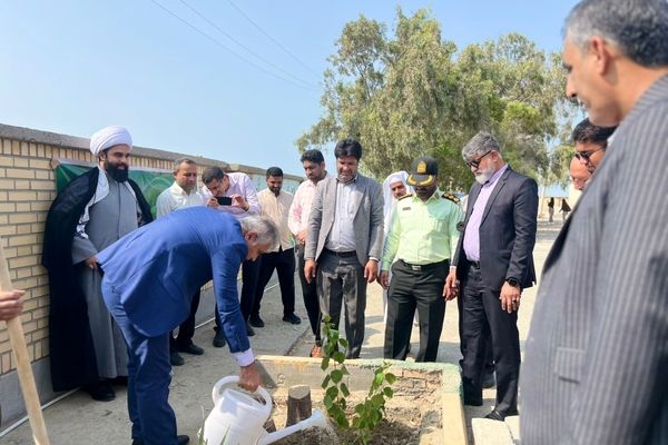 آغاز سال تحصیلی با کاشت درخت به یاد شهدای دانش‌آموز در سیریک
