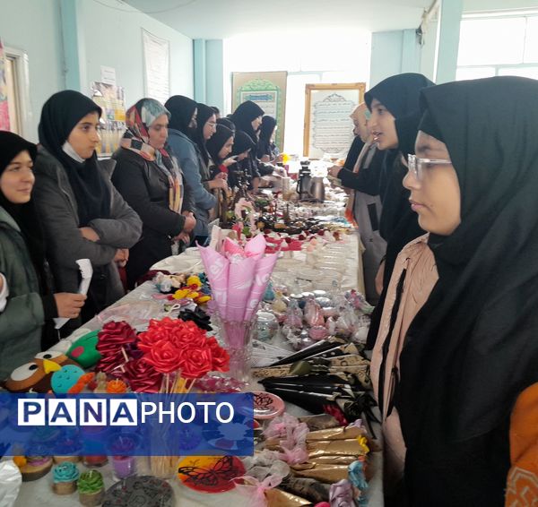 جشنواره فرهنگی هنری "امید فردا" در دبیرستان شاهد فیض ناحیه ۳ شیراز