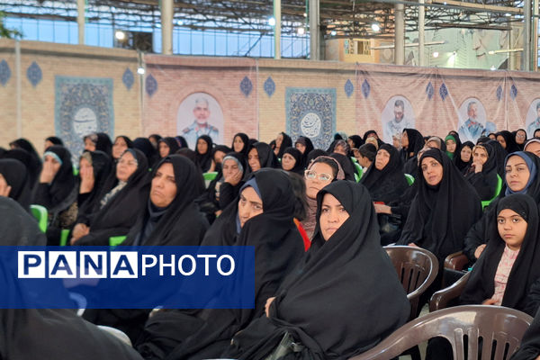 «ضیافت نور» دیدار رمضانی جمعی از بانوان شیراز ، با نماینده ولی فقیه در فارس