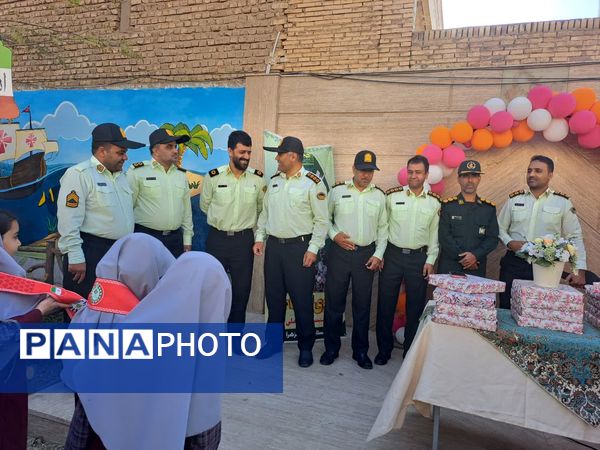 تجلیل از پدران ارتشی در دبستان دخترانه الزهرا به‌مناسبت هفته نیروی انتظامی