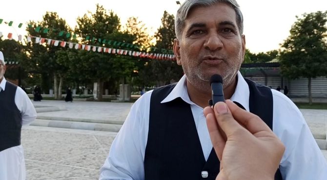 گفت و گو با مردم در آرامگاه فردوسی، روایتی از عشق به ادب فارسی