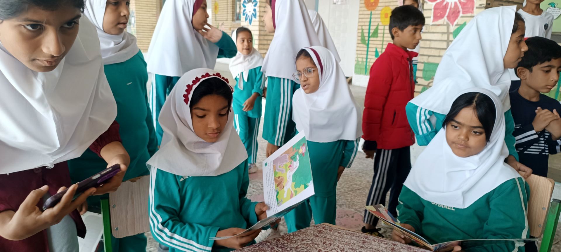 آغاز هفته کتاب و کتاب‌‌خوانی در فین 