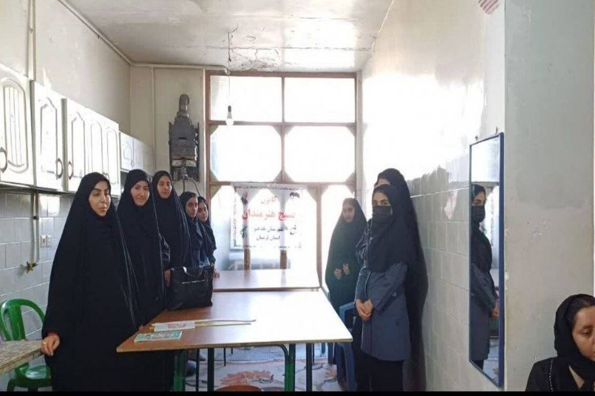 بازدید علمی دانشآموزان هنرستان معصومیه پلدختر از کارگاه خیاطی «شیکپوشان»