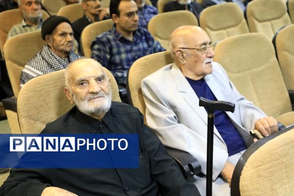 جلسه گرامیداشت و تجلیل از پدران و مادران شهدا 