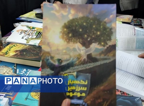 صدای ورق زدن کتاب، نوای دبیرستان شاهد تکتم در هفته کتاب