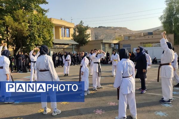 هفته تربیتبدنی در دبیرستان فرشتگان ناحیه ۴شیراز