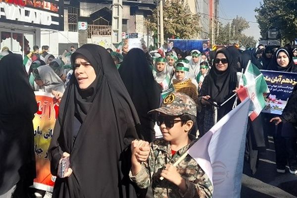 همبستگی و حضور پرشور مردم در سیزده آبان  مشتی بر دهان آمریکا بود